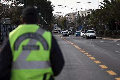 Λεωφορείο έπεσε σε κολώνα δίπλα σε ψησταριά στο Μενίδι