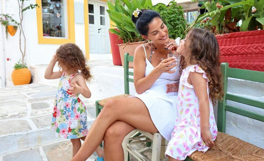 Μπόμπα- Τανιμανίδης: Πήραν πάλι τα βουνά... Παραδοσιακά καφενεία, υποβρύχια και εικόνες καρτ ποστάλ