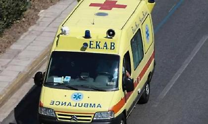 Αυτοκίνητο έπεσε σε σούπερ μάρκετ στην Πέτρου Ράλλη - Τρεις τραυματίες