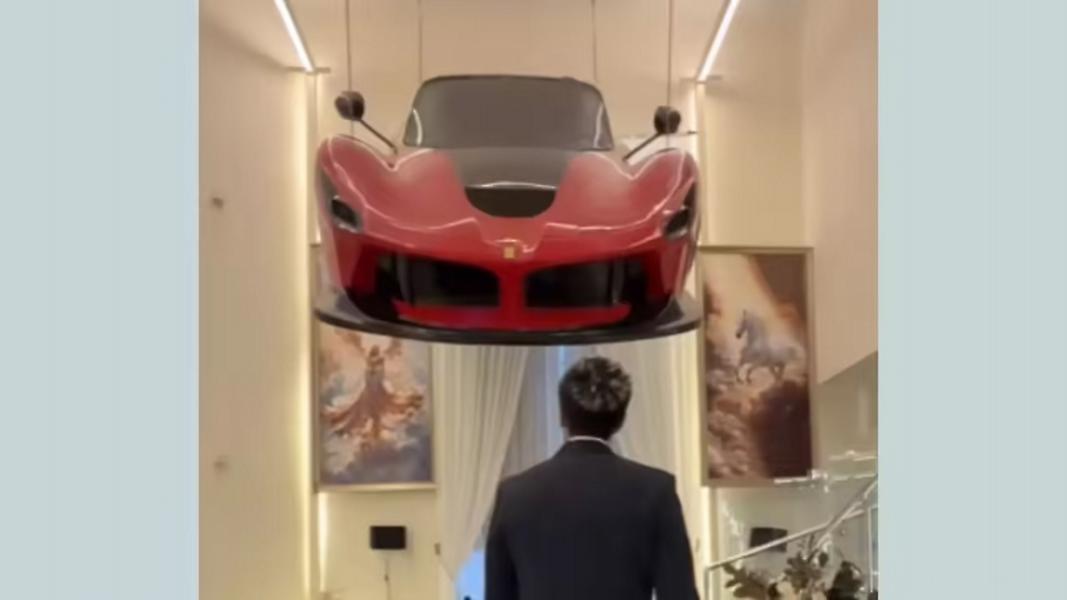 YouTuber από το Dubai έκανε πολυέλαιο μια Ferrari στο ταβάνι του σαλονιού του!