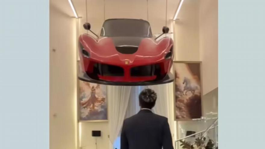 YouTuber από το Dubai έκανε πολυέλαιο μια Ferrari στο ταβάνι του σαλονιού του!