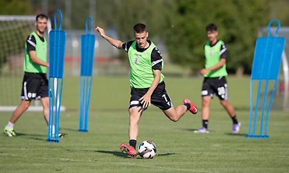 Τα... βλέμματα στον Κωνσταντέλια στην τελευταία προπόνηση του ΠΑΟΚ επί ολλανδικού εδάφους