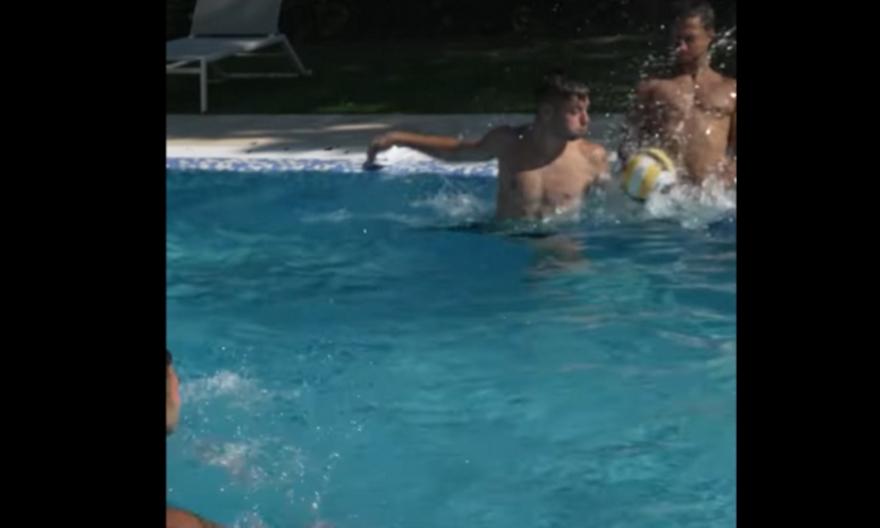 Μπράιτον: Κωστούλας και Τζίμας έπαιξαν ποδόσφαιρο σε πισίνα