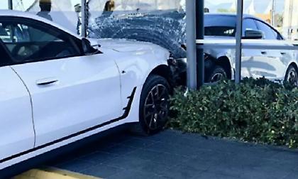 Αυτοκίνητο έπεσε σε τζαμαρία σούπερ μάρκετ στην Πάτρα - Δεύτερο περιστατικό σε μια ημέρα