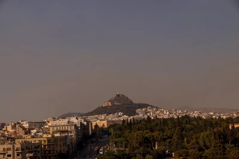 Φωτιά: Ο καπνός στη Δροσοπηγή σκέπασε τον ουρανό της Αθήνας