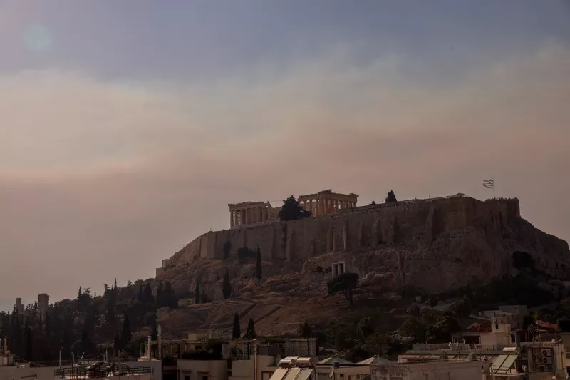 Φωτιά: Ο καπνός στη Δροσοπηγή σκέπασε τον ουρανό της Αθήνας