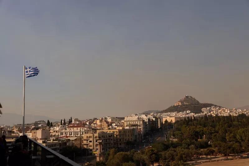 Φωτιά: Ο καπνός στη Δροσοπηγή σκέπασε τον ουρανό της Αθήνας