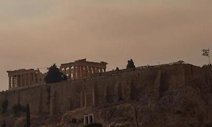 Ο καπνός από τη φωτιά στη Δροσοπηγή σκέπασε τον ουρανό της Αθήνας