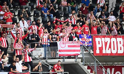 Δυναμικό «παρών» των οπαδών του Ολυμπιακού στο πέταλο του AFAS Stadion για το φιλικό με την Άλκμααρ