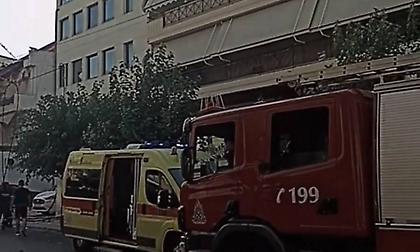 Περιστέρι: Γερανοφόρο όχημα έπεσε πάνω σε διώροφη οικία