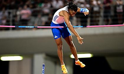 Από την αγωνία στην αποθέωση: Πέρασε τα 5,92 και συνεχίζει στα… 6,11 ο Καραλής για να γράψει ξανά ιστορία!