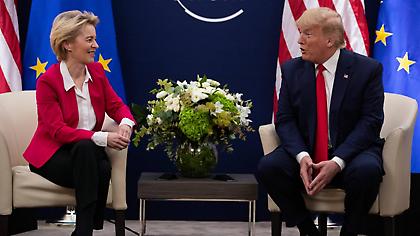 Τραμπ και Φον ντερ Λάιεν διαπραγματεύονται στη Σκωτία για τους δασμούς