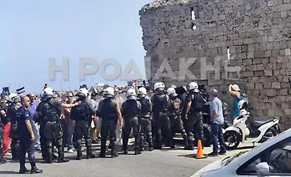 Ρόδος: Ένταση στο λιμάνι με την άφιξη Ισραηλινών τουριστών – Ισχυρά μέτρα ασφαλείας και προσαγωγές