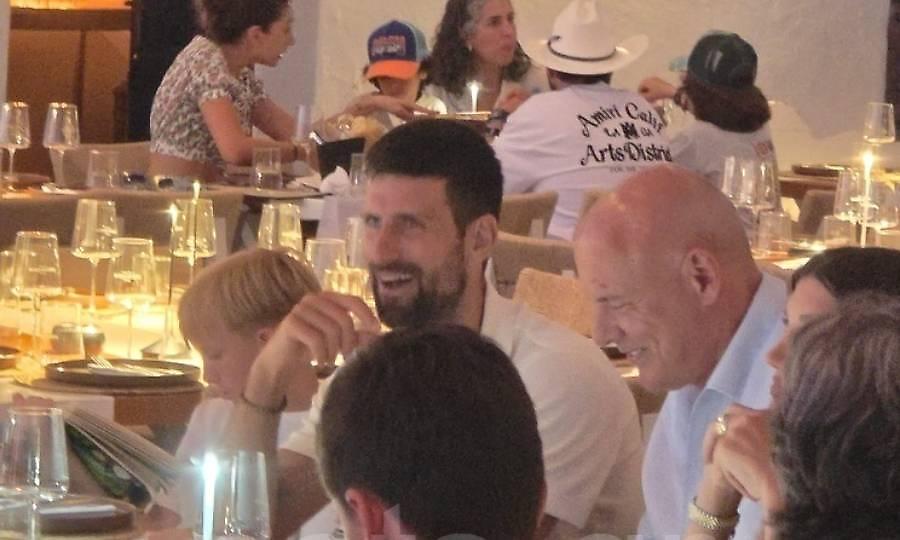 Ο Νόβακ Τζόκοβιτς στην Πάρο – Οικογενειακή έξοδος σε διάσημο εστιατόριο στη Νάουσα