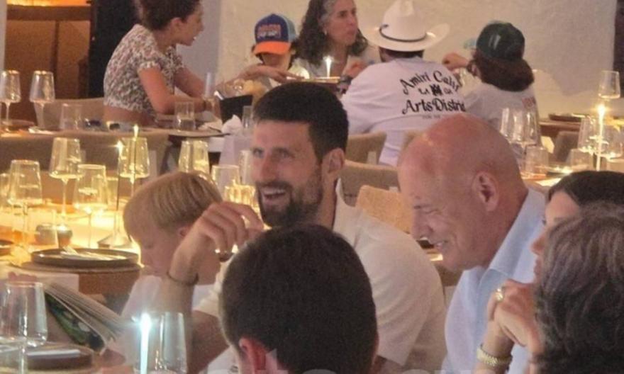 Ο Νόβακ Τζόκοβιτς στην Πάρο – Οικογενειακή έξοδος σε διάσημο εστιατόριο στη Νάουσα