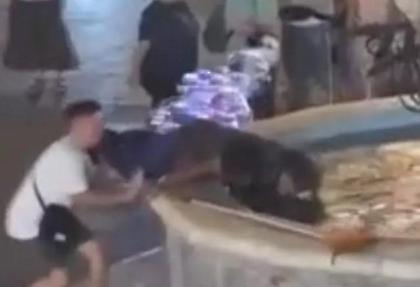 Βίντεο της ντροπής και της οργής στη Ρόδο: Νεαρός πετάει άστεγο σε σιντριβάνι