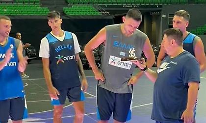 Πλατιά χαμόγελα και τούρτα στην προπόνηση της Εθνικής για τα γενέθλια του Παπανικολάου