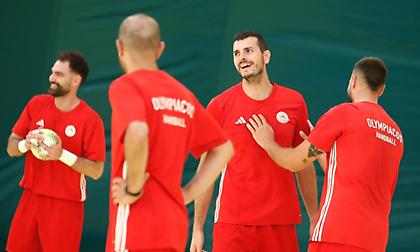 Με οκτώ νέα πρόσωπα και μεγάλους στόχους άρχισε ο Ολυμπιακός