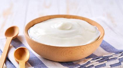 Ζεσταίνεσαι στο σπίτι; Άλειψε τα παράθυρα με γιαούρτι, λέει ένας Βρετανός καθηγητής