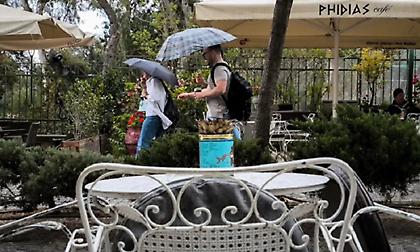 Πού αναμένονται σήμερα βροχές και καταιγίδες - Σε φυσιολογικά επίπεδα η θερμοκρασία