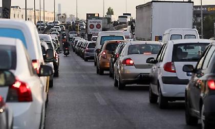 Μεγάλες καθυστερήσεις προς το λιμάνι του Πειραιά - Μποτιλιάρισμα και στον Κηφισό λόγω τροχαίου με δικυκλιστή