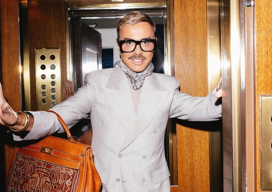 Λάκης Γαβαλάς: Όταν ο διάλογος με τον απελπισμένο κομμωτή του καταλήγει στο να κουρευτεί μόνος του!