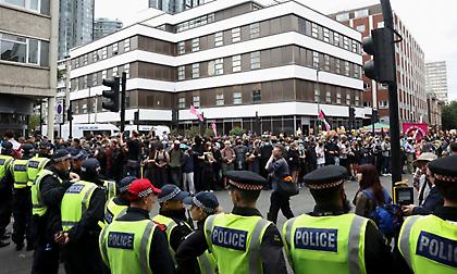 Βρετανία: Συγκρούσεις σε αντιμεταναστευτικές διαδηλώσεις