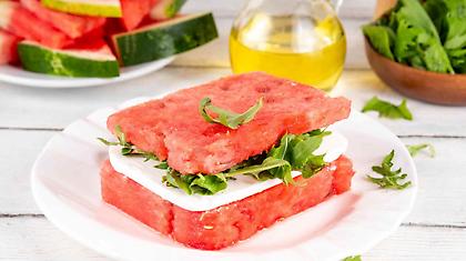 Το viral καρπούζι-σαντουιτς: Η πιο δροσερή τάση του καλοκαιριού στο TikTok