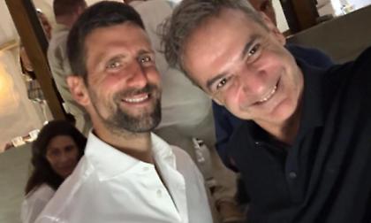 Συνάντηση και selfie Μητσοτάκη-Τζόκοβιτς στην Τήνο