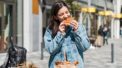 Έτρωγαν street food οι αρχαίοι Έλληνες; Η ιστορία του φαγητού του δρόμου και οι νέες τάσεις