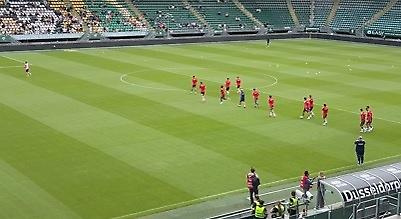 Η «ερυθρόλευκη» Ολλανδία και το ζέσταμα των παικτών του Ολυμπιακού πριν τη σέντρα