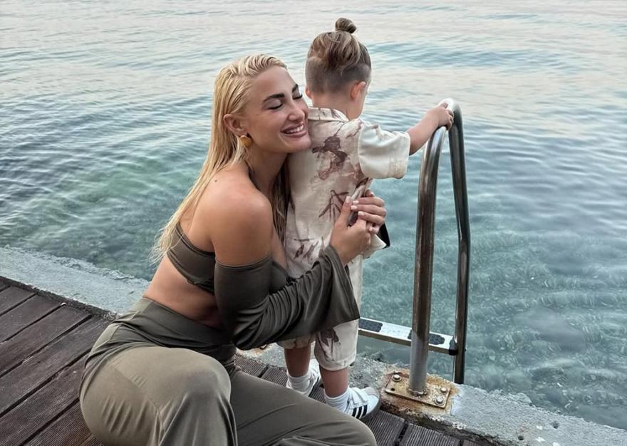 Ιωάννα Τούνη: Απαντά σε γυναικείο σχόλιο που την έθιξε - «Μήπως είστε βαθιά βυθισμένοι στο κόμπλεξ και την κακία;»