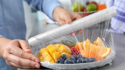 Τα τρόφιμα που δεν πρέπει ποτέ να τυλίγεις με μεμβράνη τους καλοκαιρινούς μήνες