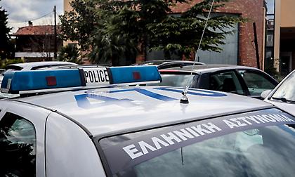 Χολαργός: Ταμπουρωμένος άνδρας απειλεί με όπλο αστυνομικούς και περαστικούς - Εκκενώνεται η πολυκατοικία