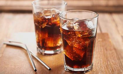 Aναψυκτικά με τεχνητά γλυκαντικά: Νέα μελέτη αποκαλύπτει τι κάνουν στον οργανισμό μας