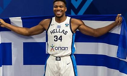 Τα πρώτα «γαλανόλευκα» κλικς του Γιάννη Αντετοκούνμπο ενόψει Ευρωμπάσκετ και το γούρι για το... μάτι!