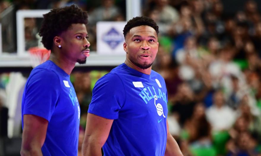 Εκτός 14άδας, αλλά χαμογελαστοί στον πάγκο Γιάννης και Κώστας Αντετοκούνμπο