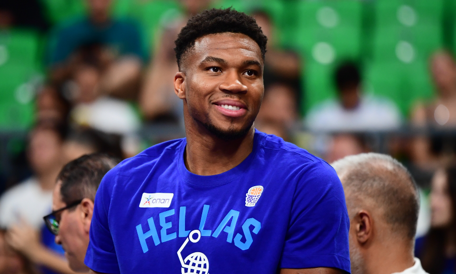 Ελλάδα-Βέλγιο: Εκτός 14άδας, αλλά χαμογελαστοί στον πάγκο Γιάννης και Κώστας Αντετοκούνμπο