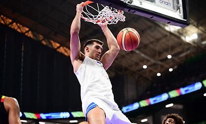 Άτυχος ο Ζούγρης - Τραυματίστηκε στον αστράγαλο και αποχώρησε υποβασταζόμενος για τον πάγκο