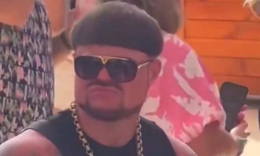 «Το final boss της Ίμπιζα»: Βρετανός τουρίστας έγινε viral λόγω επικού κουρέματος