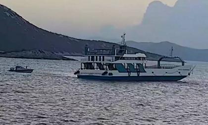 Κολλημένο παραμένει το πλοίο που έπεσε στην ξέρα στα Στύρα - Έρευνα για τα αίτια του ατυχήματος