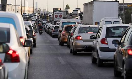 Σύγκρουση ΙΧ με φορτηγό στον Κηφισό - Πού καταγράφεται κίνηση