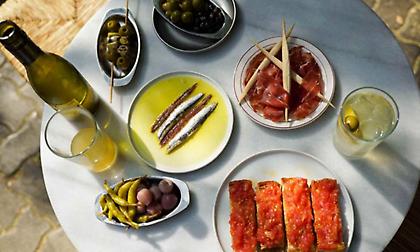 Topa!: Βγήκαμε για κρητικά και βάσκικα μεζεδάκια στο νέο καφενείο της Φωκίωνος Νέγρη