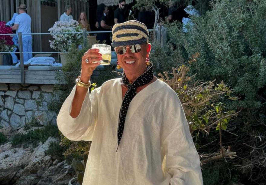 Λάκης Γαβαλάς: Η τούρτα γενεθλίων έγινε... μάσκα ομορφιάς αφού του την έριξαν στο πρόσωπο (Βίντεο)