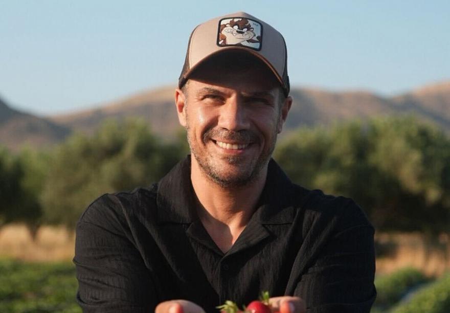 Άκης Πετρετζίκης: Μαθαίνει τα παιδιά του το «Πάτερ ημών» στην παραλία και μετά τα κάνει... τούρμπο