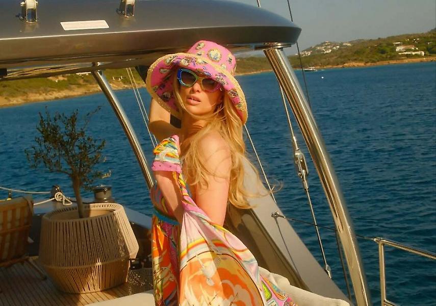 Paris Hilton: Το ιδιωτικό της jet είναι το πιο ροζ πράγμα που πέταξε ποτέ - Θα πάθεις τσότσο με το εσωτερικό του