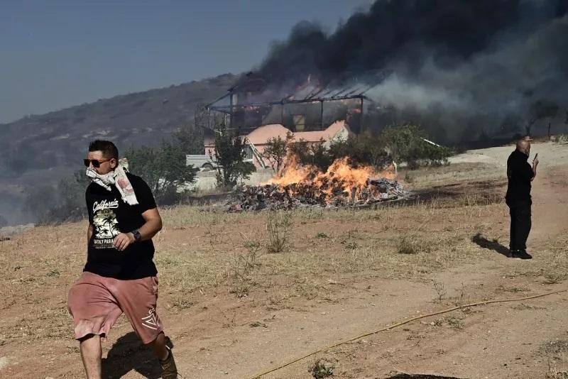 Ένας νεκρός από τη μεγάλη πυρκαγιά στην Κερατέα - Σκληρή μάχη με τις φλόγες