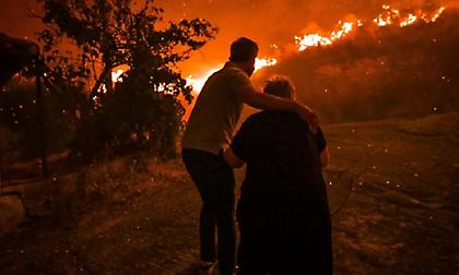 Ολονύχτια μάχη με τις φλόγες σε Ανατολική Αττική και Ηλεία - Ένας νεκρός στις πυρκαγιές, ιστορίες αυτοθυσίας