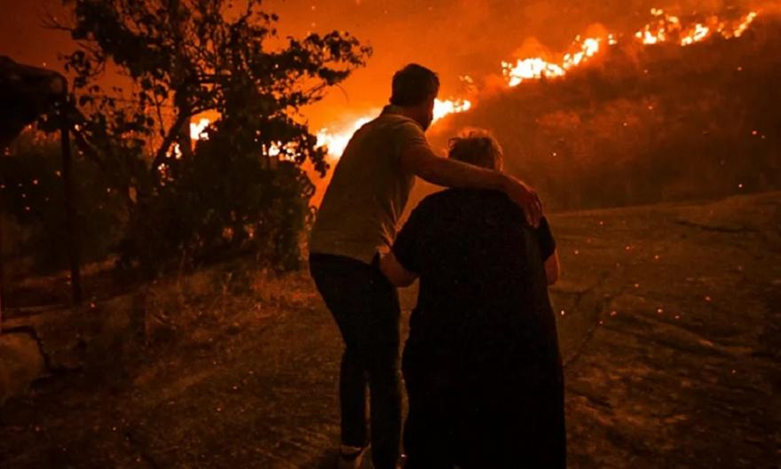 Φωτιά: Ολονύχτια μάχη με τις φλόγες σε Ανατολική Αττική και Ηλεία - Ιστορίες αυτοθυσίας