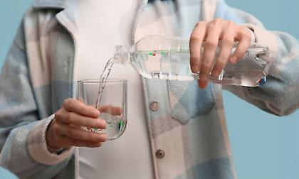 Πώς να τρως και να πίνεις λιγότερα μικροπλαστικά. Μάθε πού βρίσκονται!